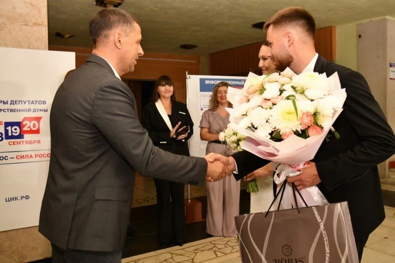 Молодожены Свердловска отдают голос за светлое будущее Молодожены Свердловска отдают голос за светлое будущее