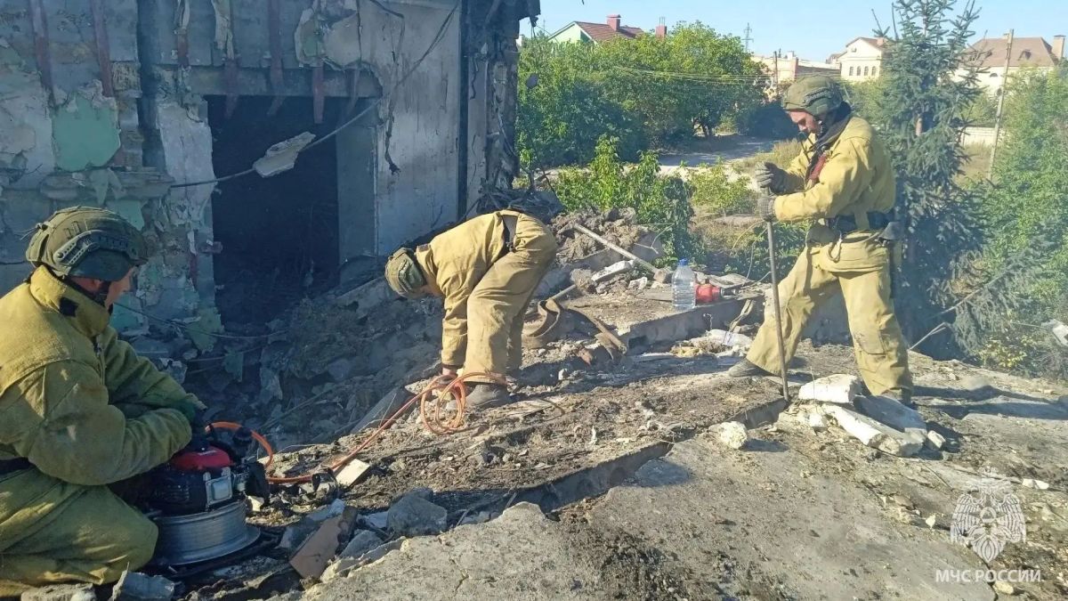 В Перевальске при обрушении дома после атаки БПЛА погибла 16-летняя девушка В Перевальске при обрушении дома после атаки БПЛА погибла 16-летняя девушка