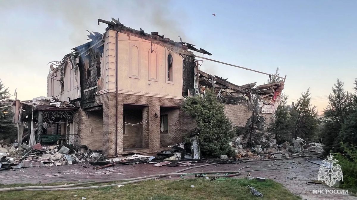 В Перевальске при обрушении дома после атаки БПЛА погибла 16-летняя девушка В Перевальске при обрушении дома после атаки БПЛА погибла 16-летняя девушка