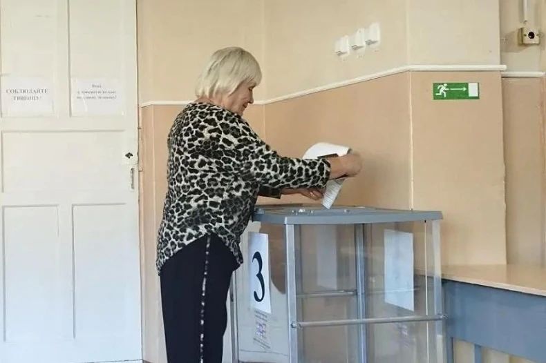 Свердловчане и жители населённых пунктов округа продолжают идти на участки для голосования Свердловчане и жители населённых пунктов округа продолжают идти на участки для голосования