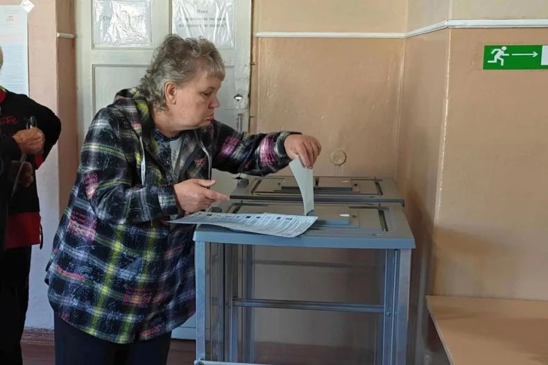 Свердловчане и жители населённых пунктов округа продолжают идти на участки для голосования Свердловчане и жители населённых пунктов округа продолжают идти на участки для голосования