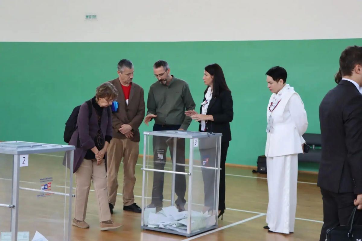 Иностранные наблюдатели посетили избирательный участок в Лутугино Иностранные наблюдатели посетили избирательный участок в Лутугино
