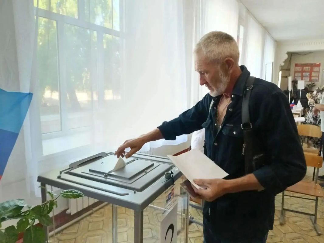 Ровенчане выбирают будущее: участник СВО Вячеслав Дудка принял участие в голосовании Жители Ровеньков продолжают активно участвовать в выборах депутатов Государственной Думы РФ. Свой гражданский долг исполняют люди самых... Ровенчане выбирают будущее: участник СВО Вячеслав Дудка принял участие в голосовании Жители Ровеньков продолжают активно участвовать в выборах депутатов Государственной Думы РФ. Свой гражданский долг исполняют люди самых...
