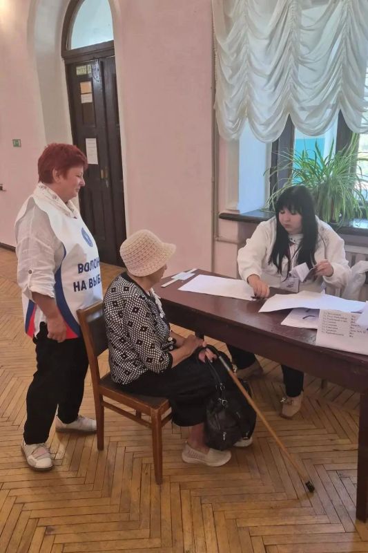 С теплом и заботой: волонтёры на избирательных участках ЛНР помогают каждому избирателю С теплом и заботой: волонтёры на избирательных участках ЛНР помогают каждому избирателю