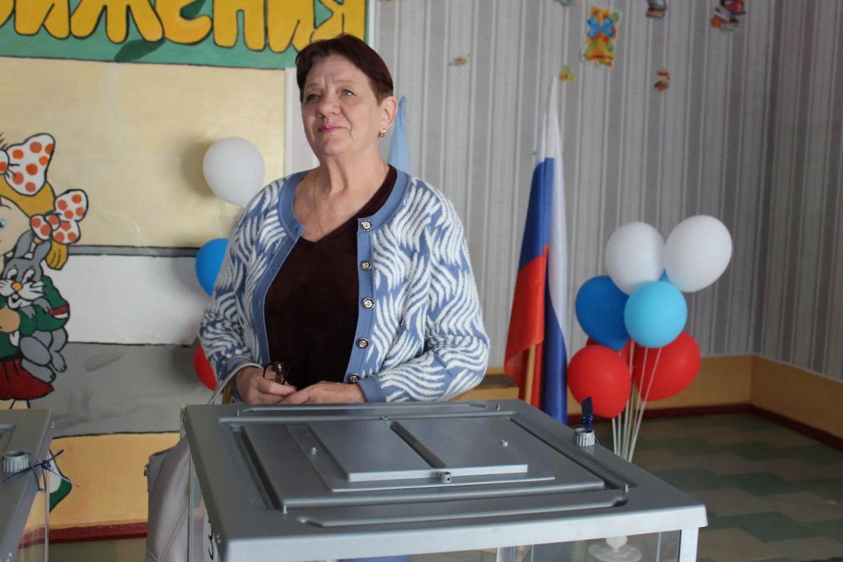 Жители Краснодонского муниципального округа продолжают активно реализовывать свое избирательное право, принимая участие в голосовании и проявляя гражданскую ответственность Жители Краснодонского муниципального округа продолжают активно реализовывать свое избирательное право, принимая участие в голосовании и проявляя гражданскую ответственность