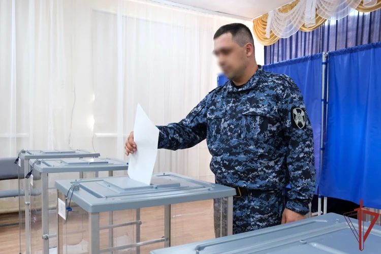 В ЛНР росгвардейцы приняли участие в голосовании В ЛНР росгвардейцы приняли участие в голосовании