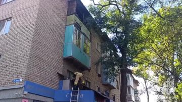 В Стаханове сняли мужчину с крыши магазина после падения из окна многоэтажки