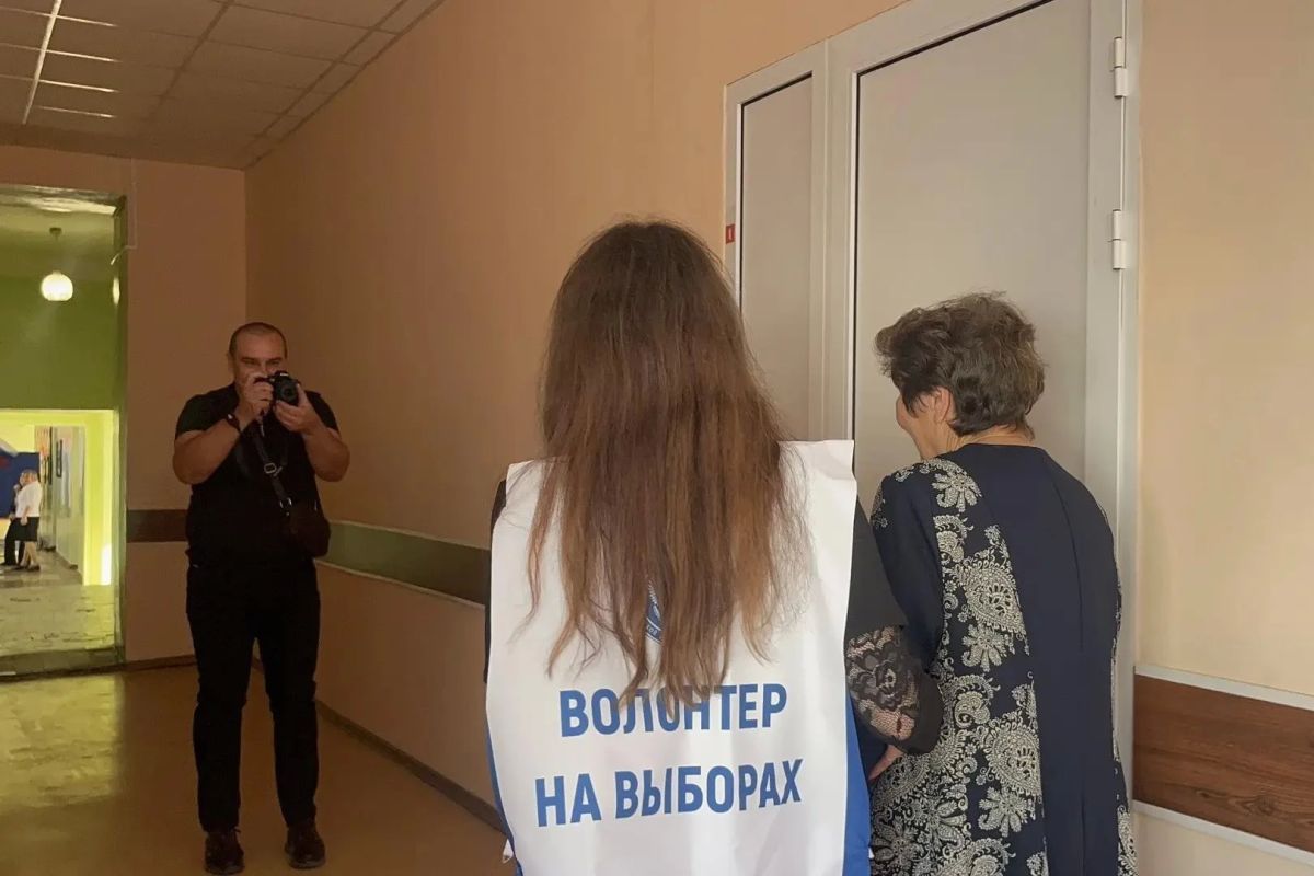 С теплом и заботой: волонтёры на избирательных участках ЛНР помогают каждому избирателю С теплом и заботой: волонтёры на избирательных участках ЛНР помогают каждому избирателю