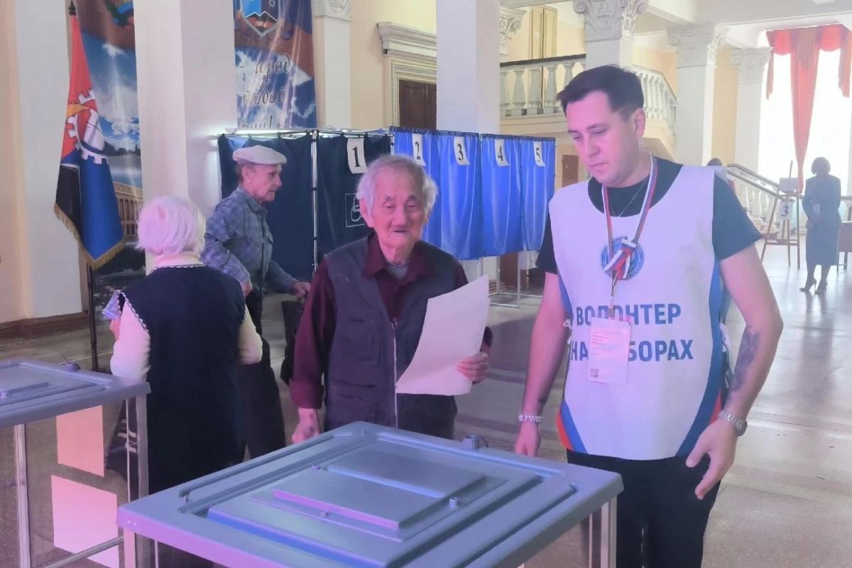 С теплом и заботой: волонтёры на избирательных участках ЛНР помогают каждому избирателю С теплом и заботой: волонтёры на избирательных участках ЛНР помогают каждому избирателю