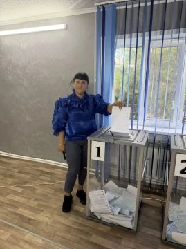 Депутат Совета Перевальского муниципального округа Екатерина Коваленко приняла участие в голосовании на избирательном участке