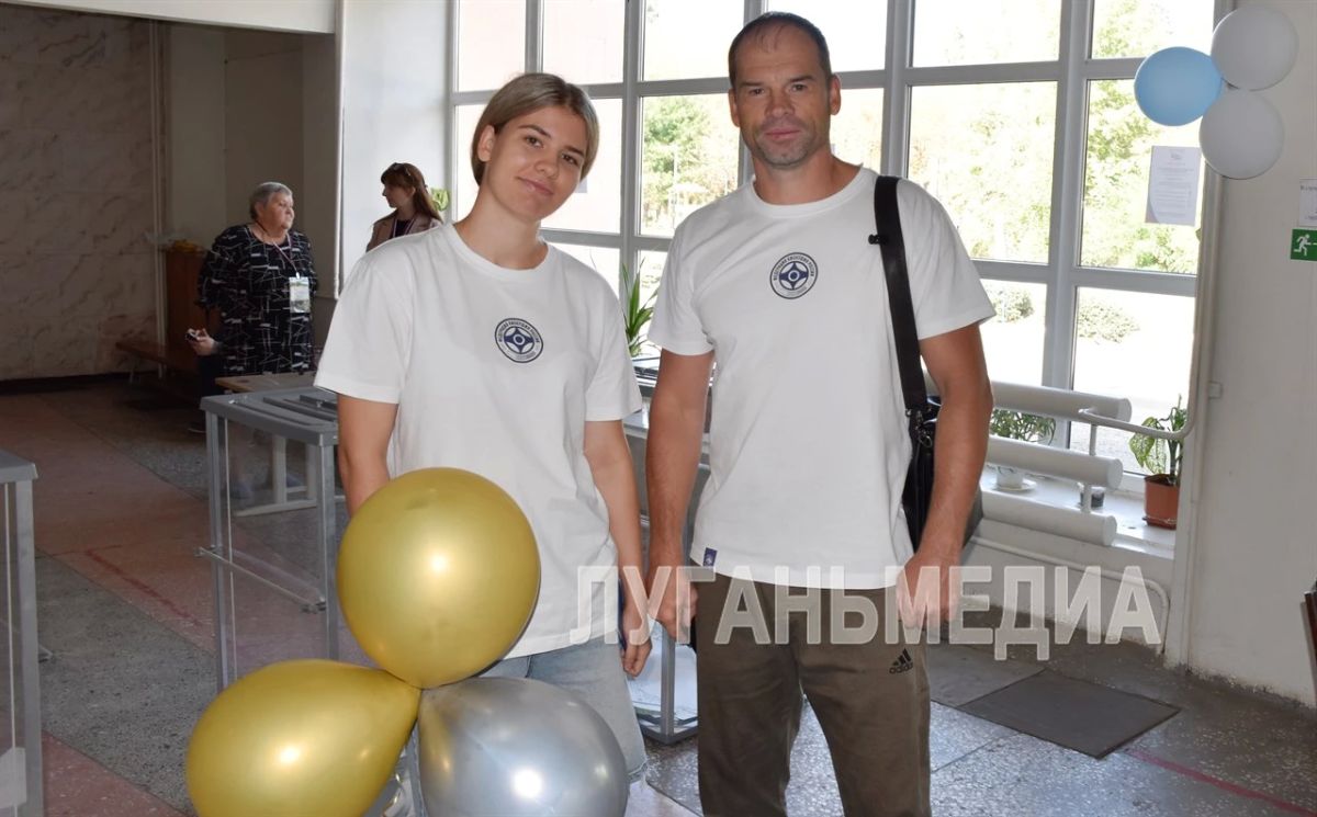 На одном из избирательных участков Краснолучского округа проголосовал мастер спорта по киокушин, тренер-преподаватель Олег Селявкин и его дочь Валерия На одном из избирательных участков Краснолучского округа проголосовал мастер спорта по киокушин, тренер-преподаватель Олег Селявкин и его дочь Валерия