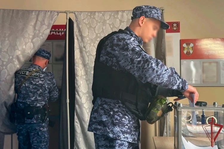 В ЛНР росгвардейцы приняли участие в голосовании В ЛНР росгвардейцы приняли участие в голосовании
