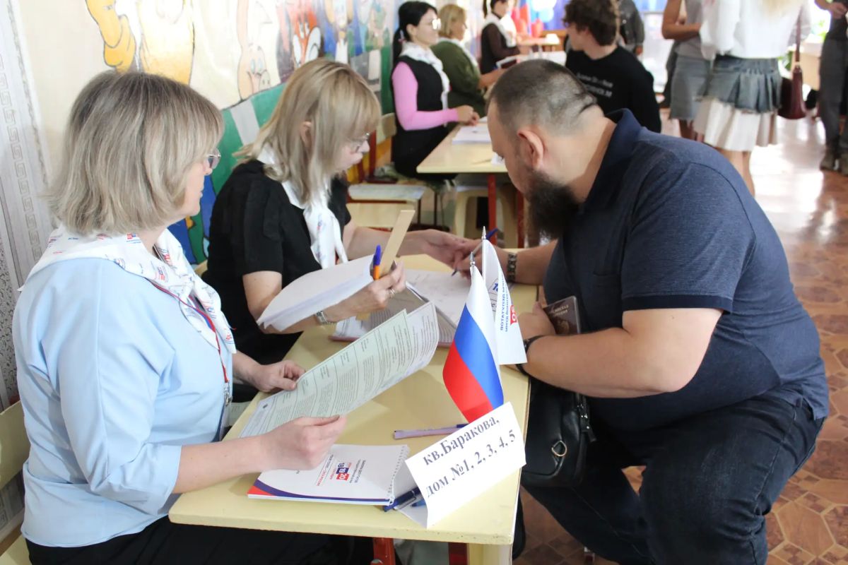 Жители Краснодонского муниципального округа продолжают активно реализовывать свое избирательное право, принимая участие в голосовании и проявляя гражданскую ответственность Жители Краснодонского муниципального округа продолжают активно реализовывать свое избирательное право, принимая участие в голосовании и проявляя гражданскую ответственность