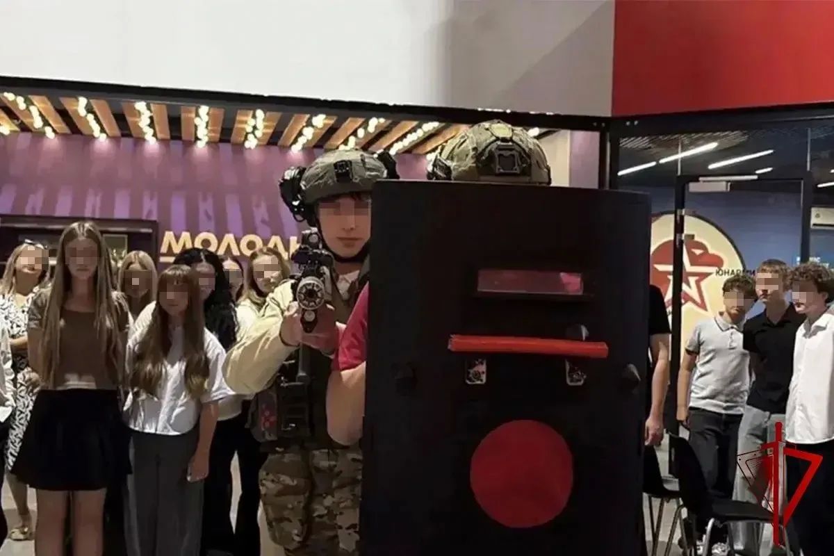 В ЛНР росгвардейцы провели патриотическую акцию для молодёжи в рамках проекта «Диалоги с Героями»