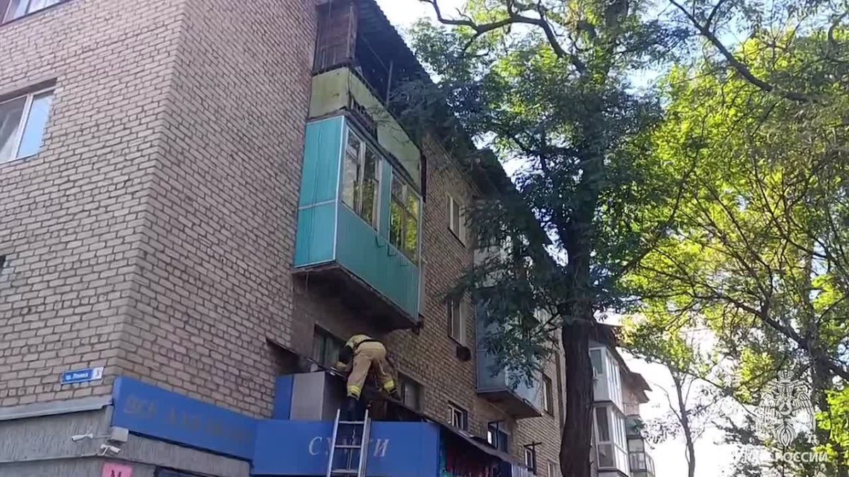 В Стаханове сняли мужчину с крыши магазина после падения из окна многоэтажки