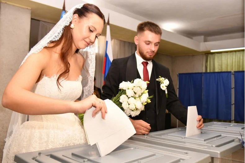 Молодожены Свердловска отдают голос за светлое будущее Молодожены Свердловска отдают голос за светлое будущее