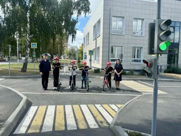 Луганские госавтоинспекторы помогают отряду ЮИД «Мигалки» подготовиться к Всероссийскому слёту «Безопасное колесо»