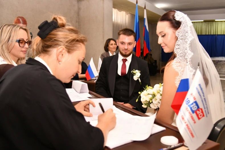 Молодожены Свердловска отдают голос за светлое будущее Молодожены Свердловска отдают голос за светлое будущее