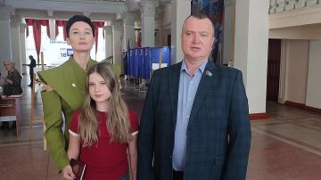 Секретарь Стахановского местного отделения Единой России, председатель Совета депутатов Юрий Нестеренко вместе с семьей пришел на избирательный участок и принял участие в голосовании, в избрании депутатов Государственной...