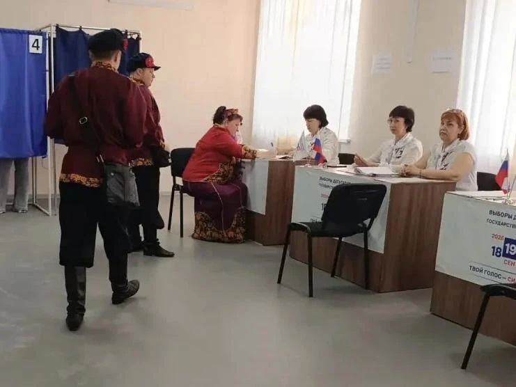 С песней — к выбору будущего: ансамбль «Соседи» поддержал лутугинцев на избирательном участке С песней — к выбору будущего: ансамбль «Соседи» поддержал лутугинцев на избирательном участке