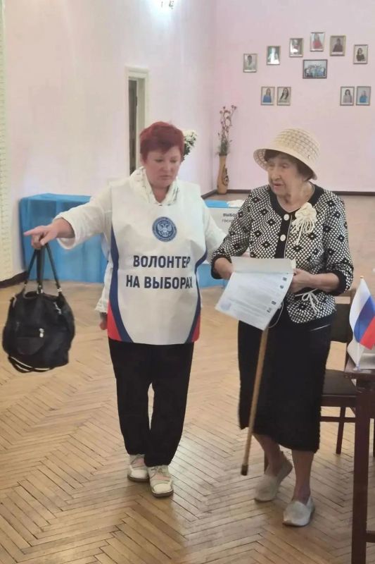 С теплом и заботой: волонтёры на избирательных участках ЛНР помогают каждому избирателю С теплом и заботой: волонтёры на избирательных участках ЛНР помогают каждому избирателю