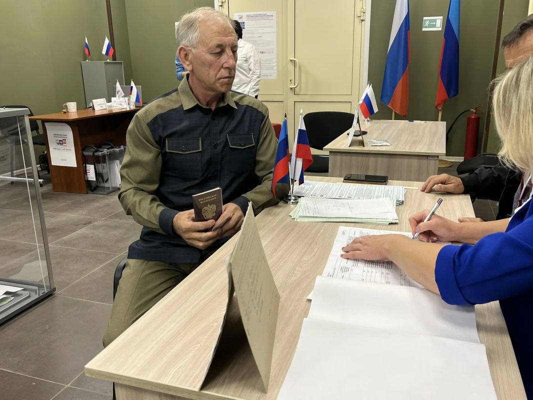 Председатель региональной политической общественной организации «Своих не бросаем», член партии «Единая Россия», ветеран СВО Тегаев Резван принял участие в голосовании на избирательном участке! Председатель региональной политической общественной организации «Своих не бросаем», член партии «Единая Россия», ветеран СВО Тегаев Резван принял участие в голосовании на избирательном участке!