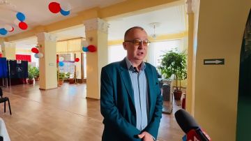 Заместитель главы Администрации Кировска, участник СВО, финалист программы «Герои Луганщины» Фёдор Дудник пришел на избирательный участок и принял участие в голосовании