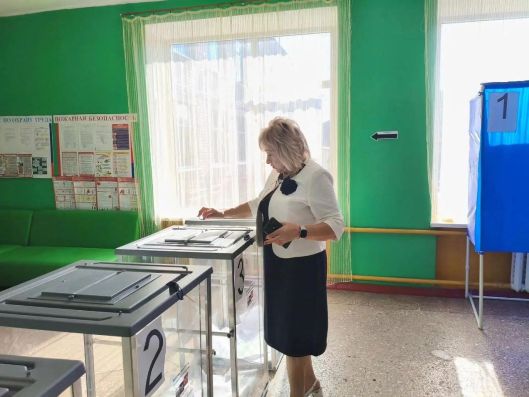 Сегодня Председатель Совета Муниципального Округа Секретарь Станично-Луганского отделения партии "Единая Россия" Татьяна Пономарева посетила избирательный участок и проголосовала на выборах депутатов Государственной Думы...