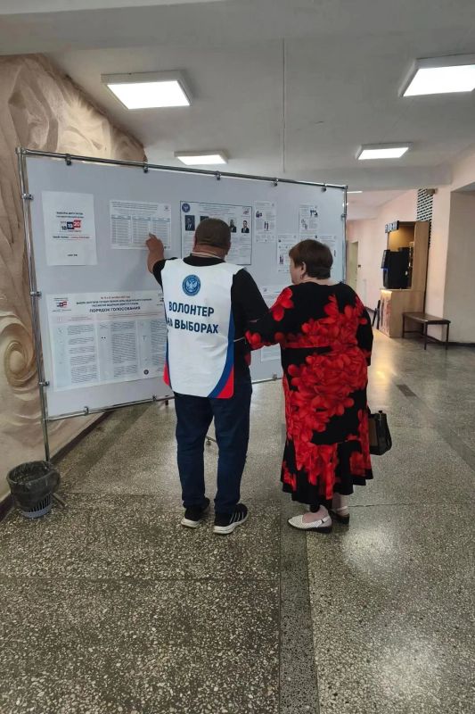 С теплом и заботой: волонтёры на избирательных участках ЛНР помогают каждому избирателю С теплом и заботой: волонтёры на избирательных участках ЛНР помогают каждому избирателю