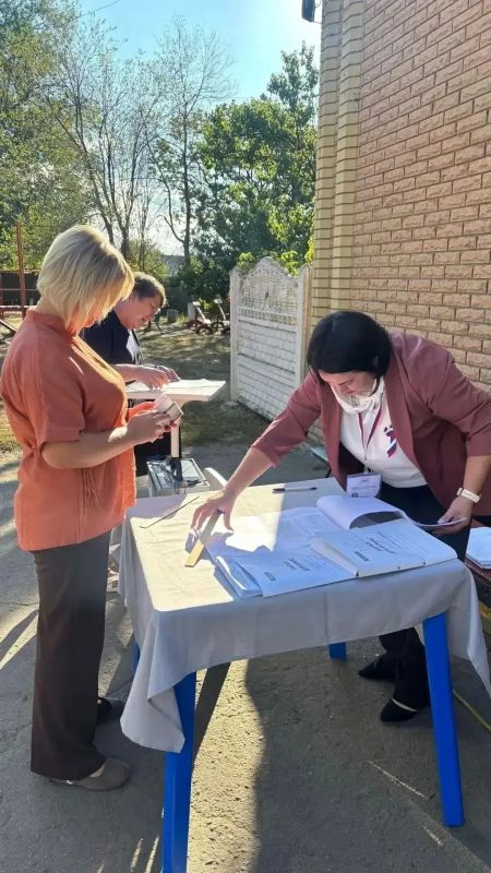 Избиратели Лутугинщины активно принимают участие в голосовании на придомовых территориях