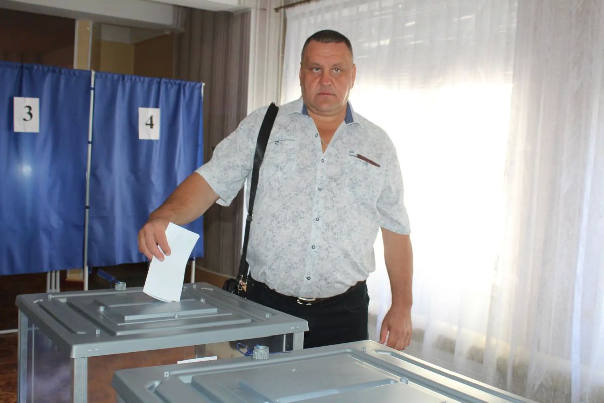 Жители Краснодонского муниципального округа продолжают активно реализовывать свое избирательное право, принимая участие в голосовании и проявляя гражданскую ответственность Жители Краснодонского муниципального округа продолжают активно реализовывать свое избирательное право, принимая участие в голосовании и проявляя гражданскую ответственность