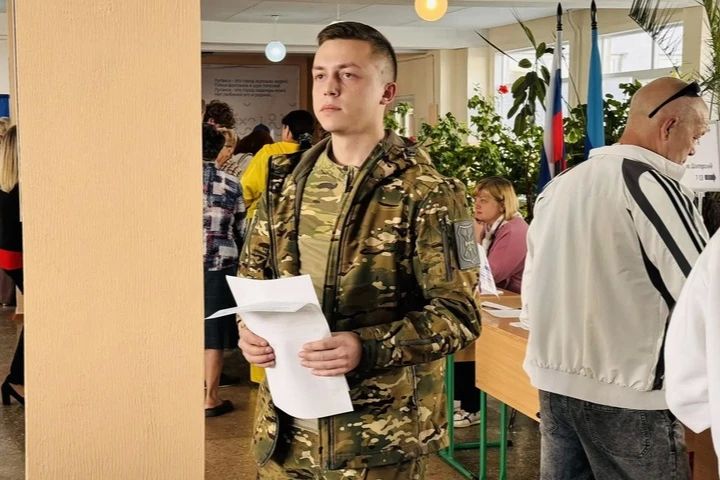 «Это вклад в общее будущее»: В Луганске ветеран боевых действий Руслан Мамедов принял участие в голосовании
