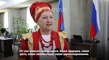 С песней и плясками: на избирательный участок в Свердловске Луганской области пришел голосовать Народный ансамбль «Барвинок» в полном составе «Это исторический момент. Мы первый раз принимаем участие в таком событии, поэтому...