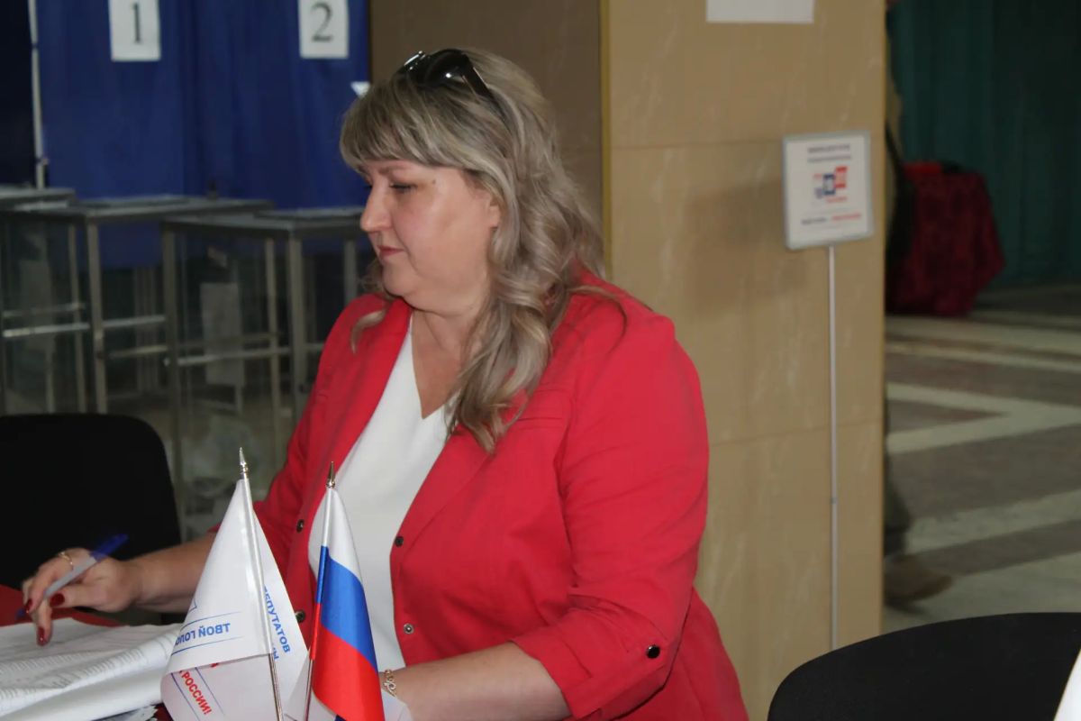 Депутат Совета Краснодонского муниципального округа Любовь Василенко пришла на избирательный участок, чтобы исполнить свой конституционный долг Депутат Совета Краснодонского муниципального округа Любовь Василенко пришла на избирательный участок, чтобы исполнить свой конституционный долг
