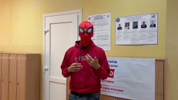 Человек-паук прилетел из Нью-Йорка чтобы проголосовать на выборах