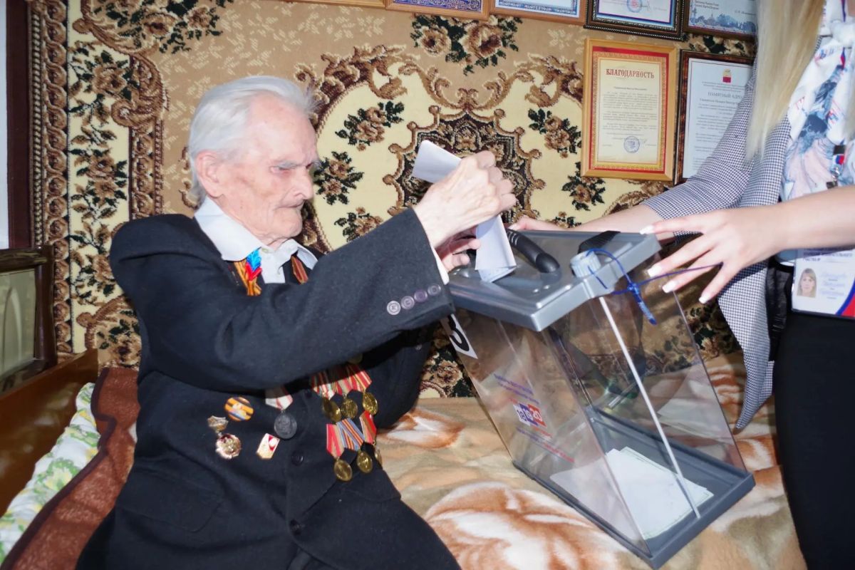 100-летний ветеран ВОВ Виктор Назаров проголосовал на выборах в Госдуму 100-летний ветеран ВОВ Виктор Назаров проголосовал на выборах в Госдуму