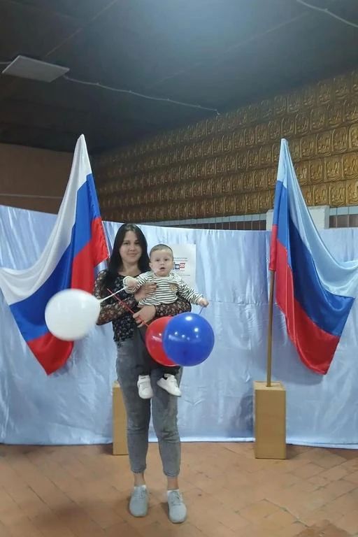 Голосование на выборах продолжается: жители приходят на участки вместе с детьми Голосование на выборах продолжается: жители приходят на участки вместе с детьми