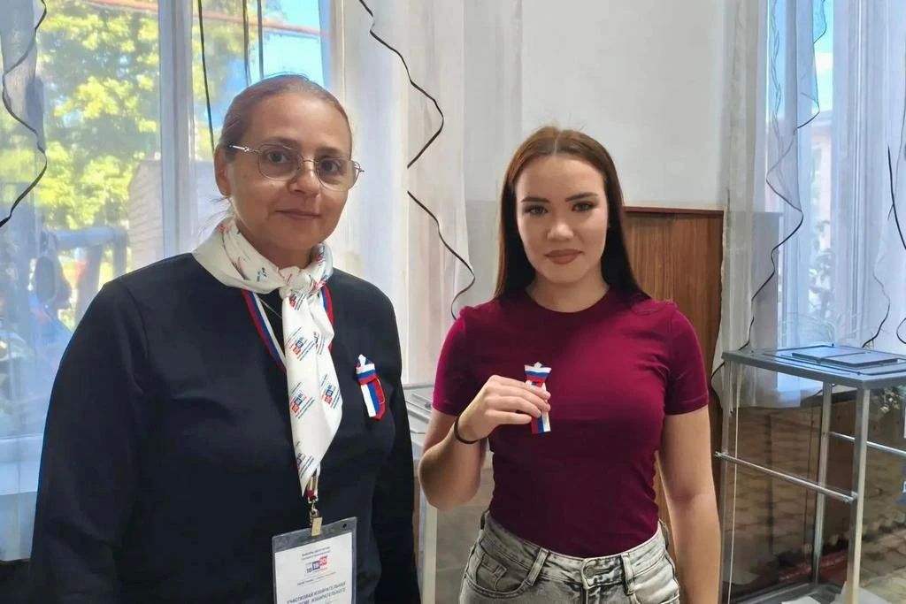 Впервые голосующие избиратели продолжают принимать участие в выборах в ЛНР Впервые голосующие избиратели продолжают принимать участие в выборах в ЛНР