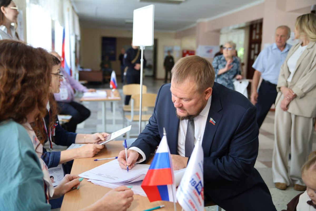 Денис Колесников вместе с семьей проголосовал на выборах в Госудуму РФ Денис Колесников вместе с семьей проголосовал на выборах в Госудуму РФ