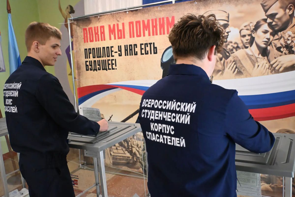 Ребята из студенческого спасательного отряда «Молодогвардеец» ЛугРО ВСКС, студенты Краснодонского факультета инженерии и менеджмента ЛГУ им. Даля, активисты Краснодонской народной дружины вместе с руководителем Ангелиной... Ребята из студенческого спасательного отряда «Молодогвардеец» ЛугРО ВСКС, студенты Краснодонского факультета инженерии и менеджмента ЛГУ им. Даля, активисты Краснодонской народной дружины вместе с руководителем Ангелиной...