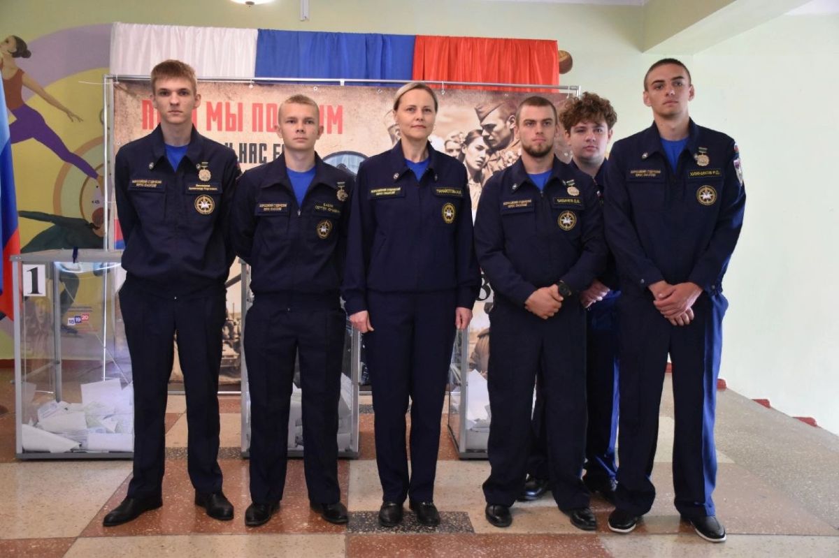 Сегодня, добровольцы ССО «Молодогвардеец» ЛугРО ВСКС, студенты Краснодонского факультета инженерии и менеджмента (филиал) «ЛГУ им. В. Даля», а также старший преподаватель кафедры государственного управления и техносферной... Сегодня, добровольцы ССО «Молодогвардеец» ЛугРО ВСКС, студенты Краснодонского факультета инженерии и менеджмента (филиал) «ЛГУ им. В. Даля», а также старший преподаватель кафедры государственного управления и техносферной...