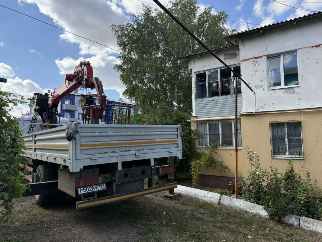 Тюменские специалисты помогают восстановить дома в Новосветловке после атаки беспилотников Тюменские специалисты помогают восстановить дома в Новосветловке после атаки беспилотников