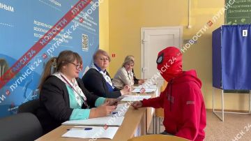 Человек-паук проголосовал на выборах в Луганске