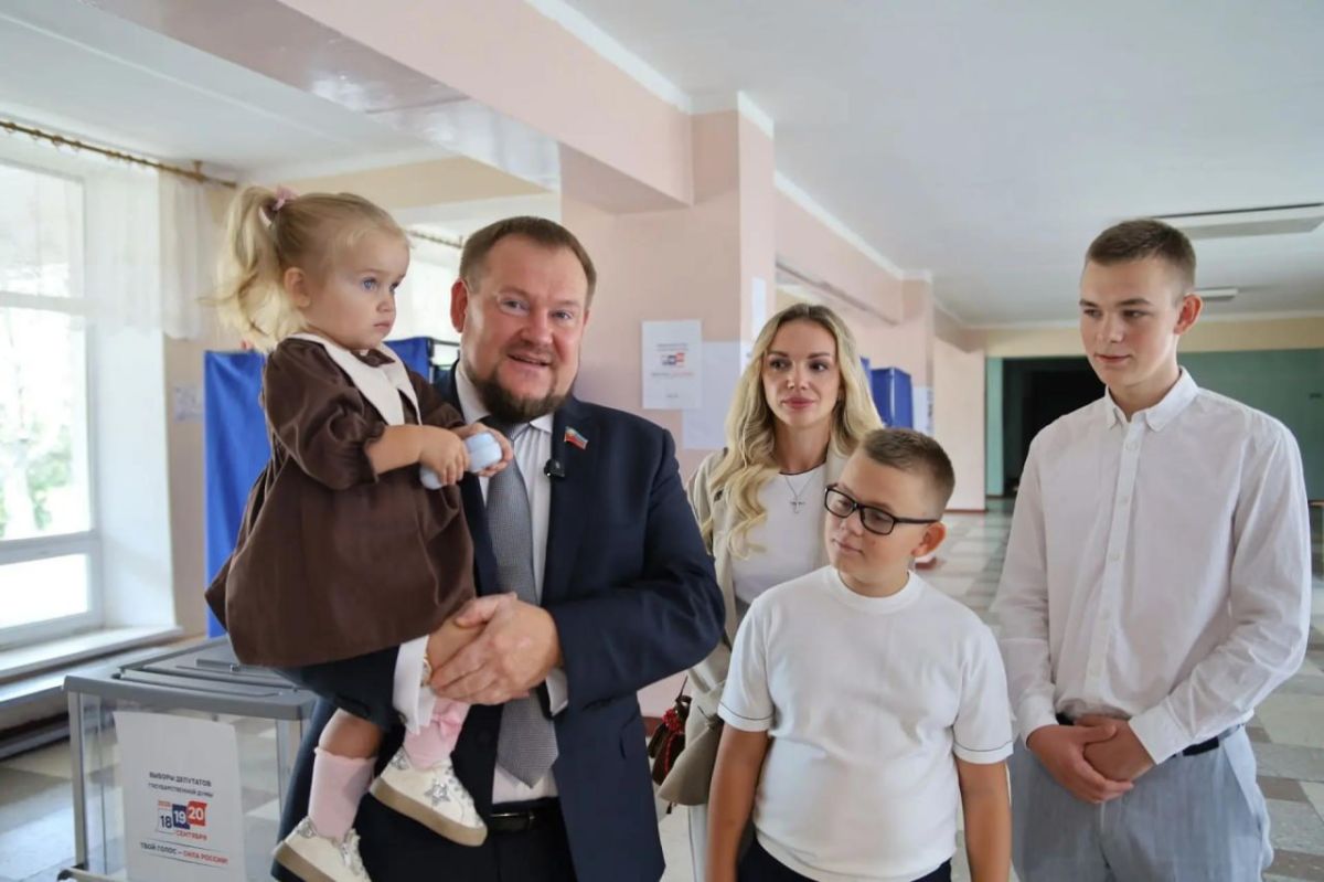 Денис Колесников вместе с семьей проголосовал на выборах в Госудуму РФ Денис Колесников вместе с семьей проголосовал на выборах в Госудуму РФ