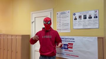 Помните Человека-паука на избирательном участке в Луганске? Мы его нашли!