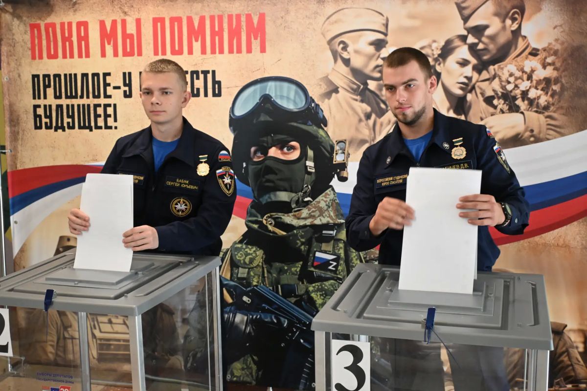 Ребята из студенческого спасательного отряда «Молодогвардеец» ЛугРО ВСКС, студенты Краснодонского факультета инженерии и менеджмента ЛГУ им. Даля, активисты Краснодонской народной дружины вместе с руководителем Ангелиной... Ребята из студенческого спасательного отряда «Молодогвардеец» ЛугРО ВСКС, студенты Краснодонского факультета инженерии и менеджмента ЛГУ им. Даля, активисты Краснодонской народной дружины вместе с руководителем Ангелиной...