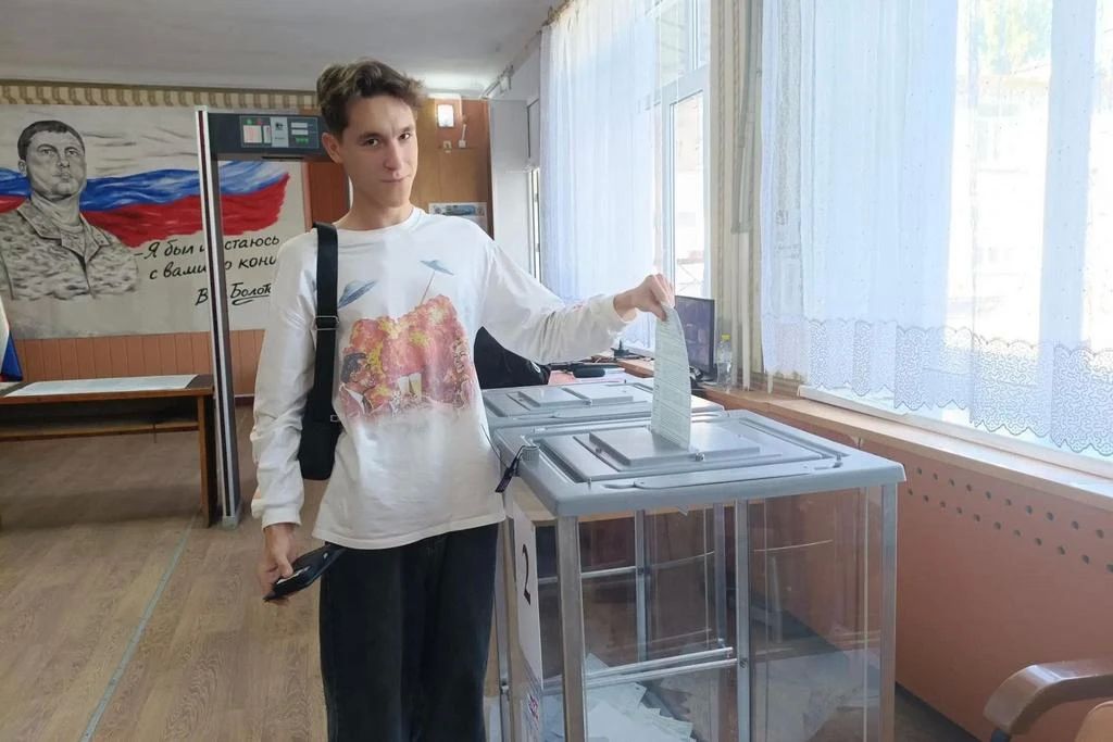 Впервые голосующие избиратели продолжают принимать участие в выборах в ЛНР Впервые голосующие избиратели продолжают принимать участие в выборах в ЛНР