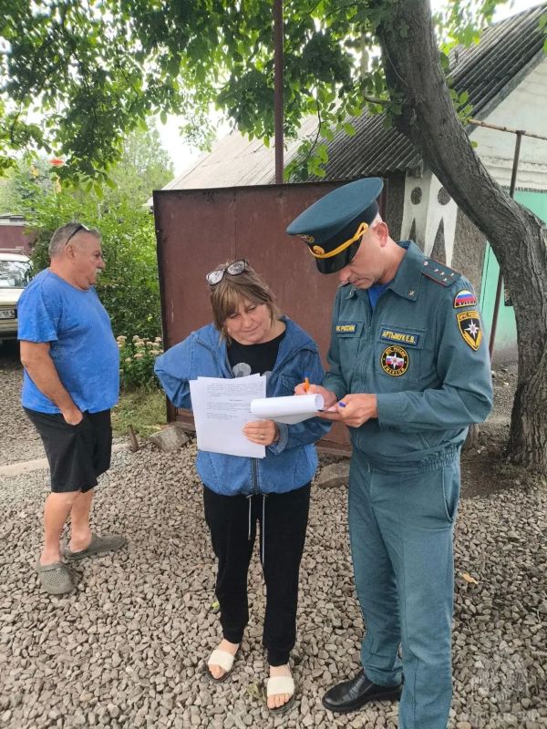 Инспекторы МЧС России провели профилактический обход частного сектора города Антрацита Инспекторы МЧС России провели профилактический обход частного сектора города Антрацита