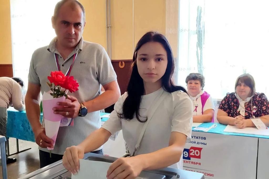 Впервые голосующие избиратели продолжают принимать участие в выборах в ЛНР Впервые голосующие избиратели продолжают принимать участие в выборах в ЛНР