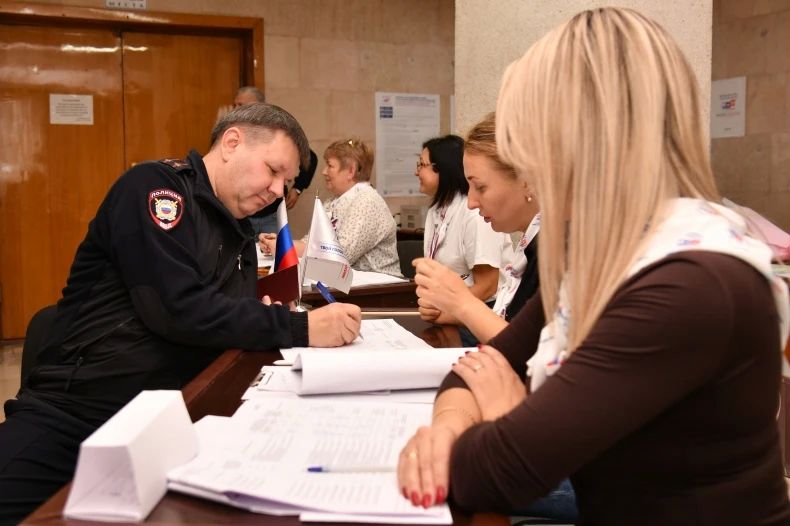 Выборы в Государственную Думу РФ: жители Свердловского округа ЛНР продолжают демонстрировать активную гражданскую позицию Выборы в Государственную Думу РФ: жители Свердловского округа ЛНР продолжают демонстрировать активную гражданскую позицию